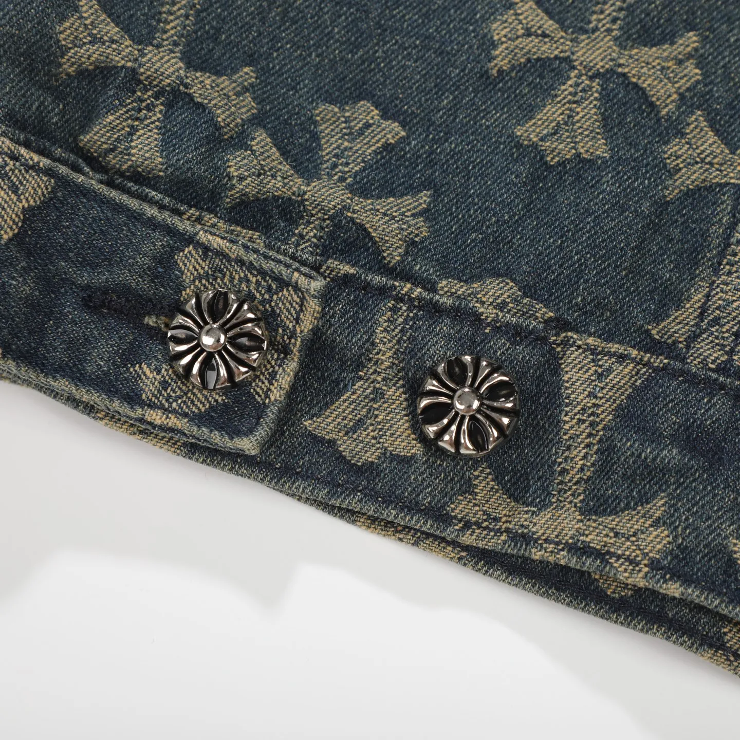 P260 Chrome Hearts heavy denim jacket with double-sided LOGO jacquard concealed print, the same model as the Internet celebrity star. The cross-printed denim jacket has a unique cross design element and full printing, which is full of design. It is made of 100% denim cotton fabric with heavy coarse yarn count, which ensures a stiff and tough silhouette while being soft, comfortable and breathable. The lapel is designed with silver buttons and is full of texture. The classic white cross logo is all over the dress, making it a perfect versatile style for spring and summer! Customized jacquard fabric, you can wear it in various styles. This gender-neutral shirt is a must-have for nightclubs. It can be worn as a jacket for both men and women. It can be easily worn by both men and women! The original loose version is made of high-quality pure cotton fabrics. The fabric pattern is high-definition and delicate without burrs. It is comfortable and breathable to wear. All the buttons are molded and customized. It is casual and fashionable and can be matched with any bottoms. It can be windproof and sunproof in spring and summer. It can be worn outside in autumn and winter! Easily concave shape makes you look slimmer and taller, perfect for both men and women!  Size: S–XL Color: blue